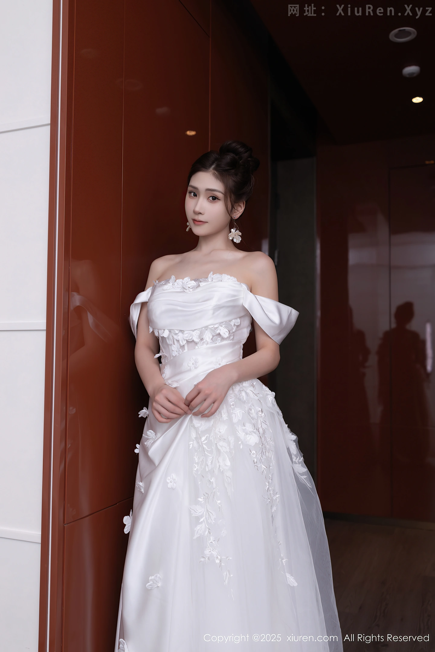 图片[4]-[XiuRen秀人网]No.10814_模特刘婷婷性感白色婚纱露白色内衣配超薄肉丝秀美腿诱惑写真80P-秀人网 - XiuRen.Space